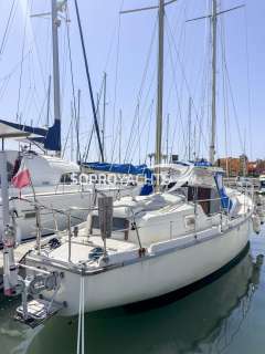 Amel Euros 41 Center cockpit