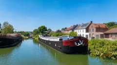 Black Pearl Houseboat