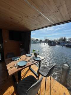 HT Houseboats HT10