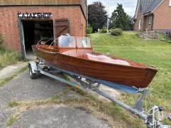 Oldtimer Holzboot mit Elektromotor Dingi