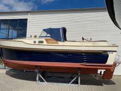 Menken Newport Bass Yacht a motore