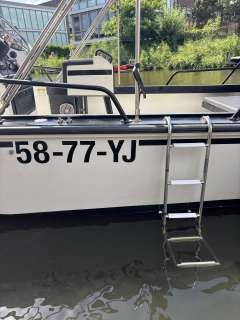 Boston Whaler 22 Outrage Center console