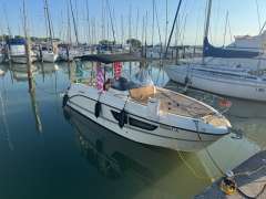 Quicksilver Activ 805 Sundeck Yacht a motore