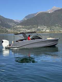 Manara Infinity 28' Valtis su centrine konsole