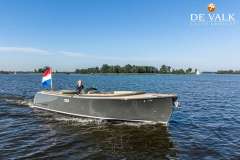 Long Island 28 Sportsman Brod s konzolom
