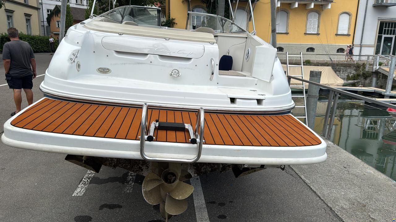 Chris Craft 240 Cuddy Cabin