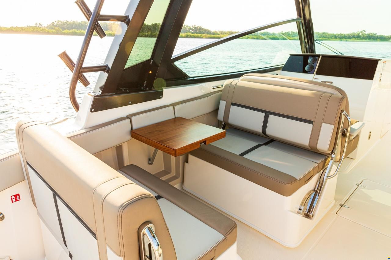 Boston Whaler 330 Vantage