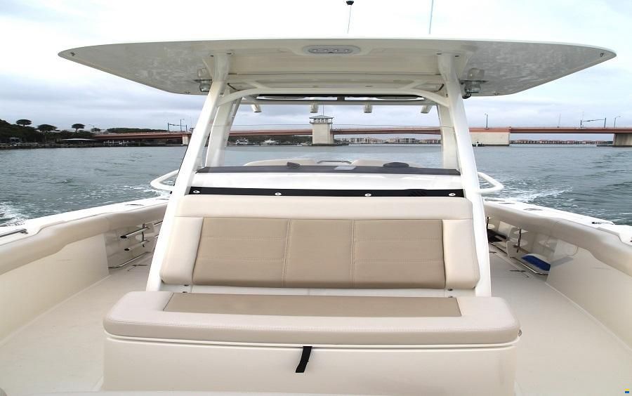 Boston Whaler 230 Outrage