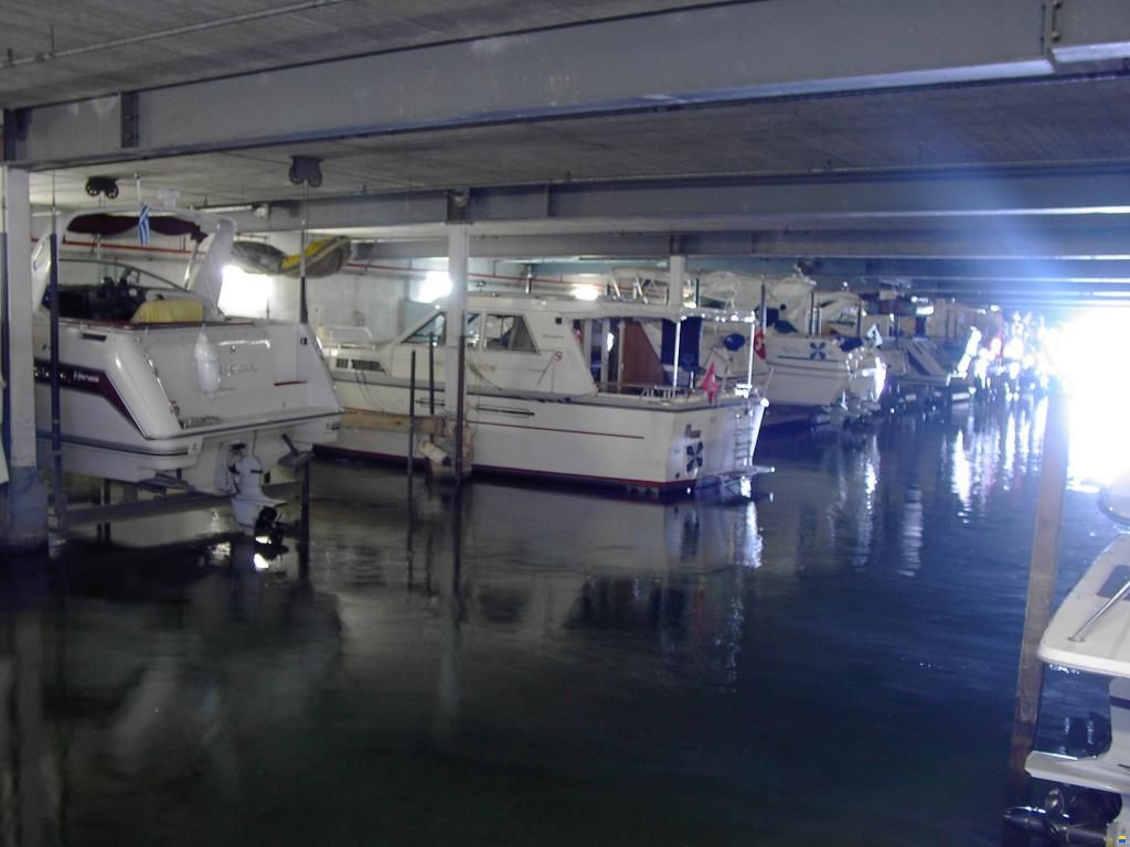 Hallenplatz mit Aufzug