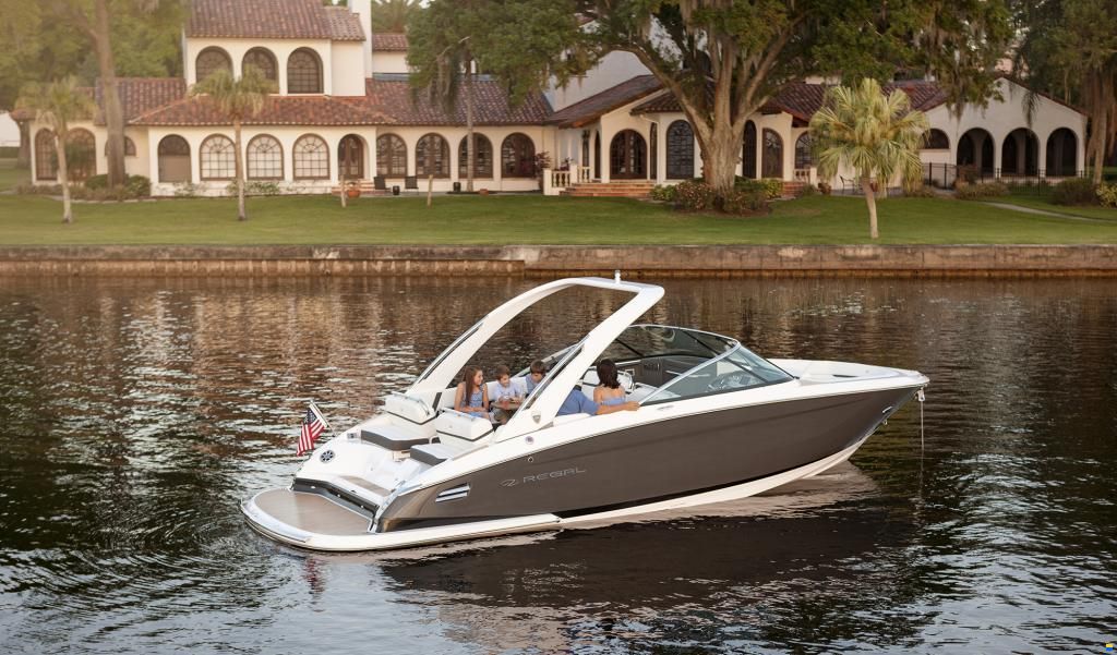 Hallenplatz mit Aufzug