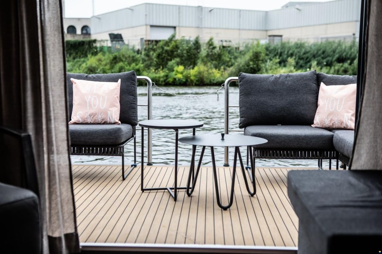 The Coon 1000 Houseboat