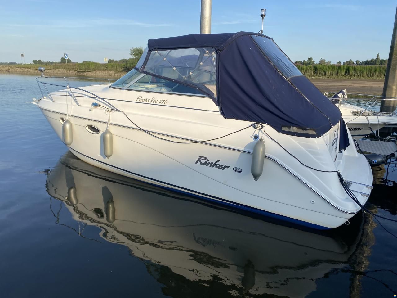 Rinker 270 Fiesta Vee