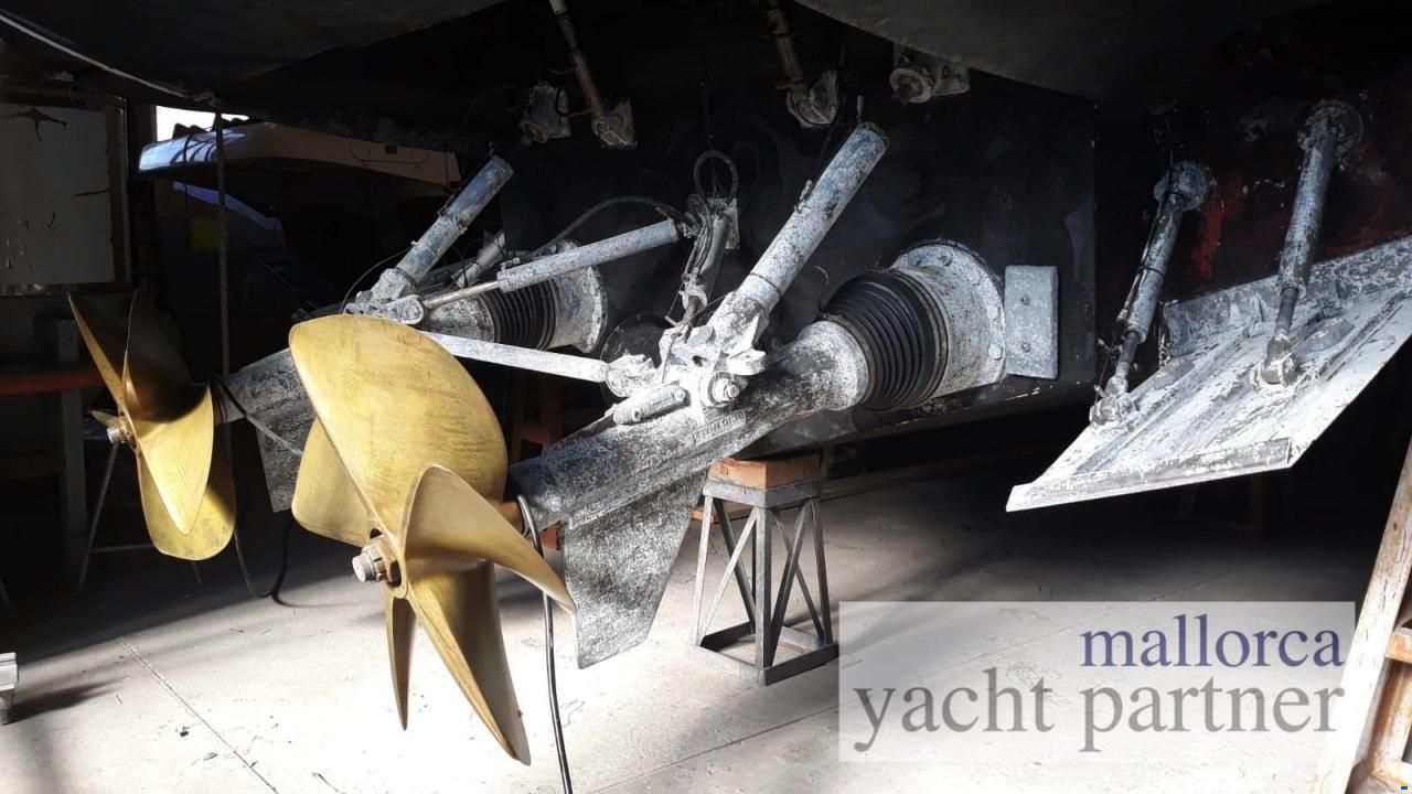 Pershing 72