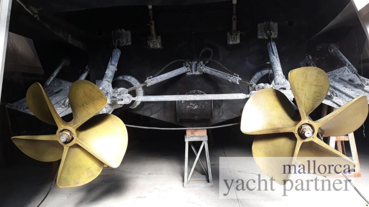 Pershing 72