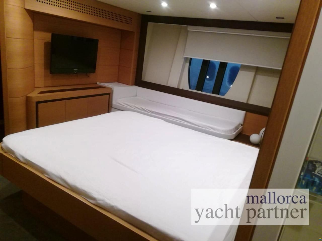 Pershing 72