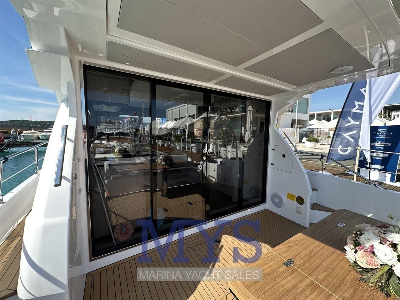 Cayman Yachts S520