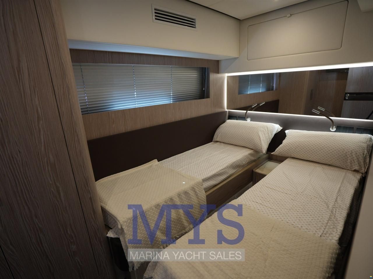 Cayman Yachts S520