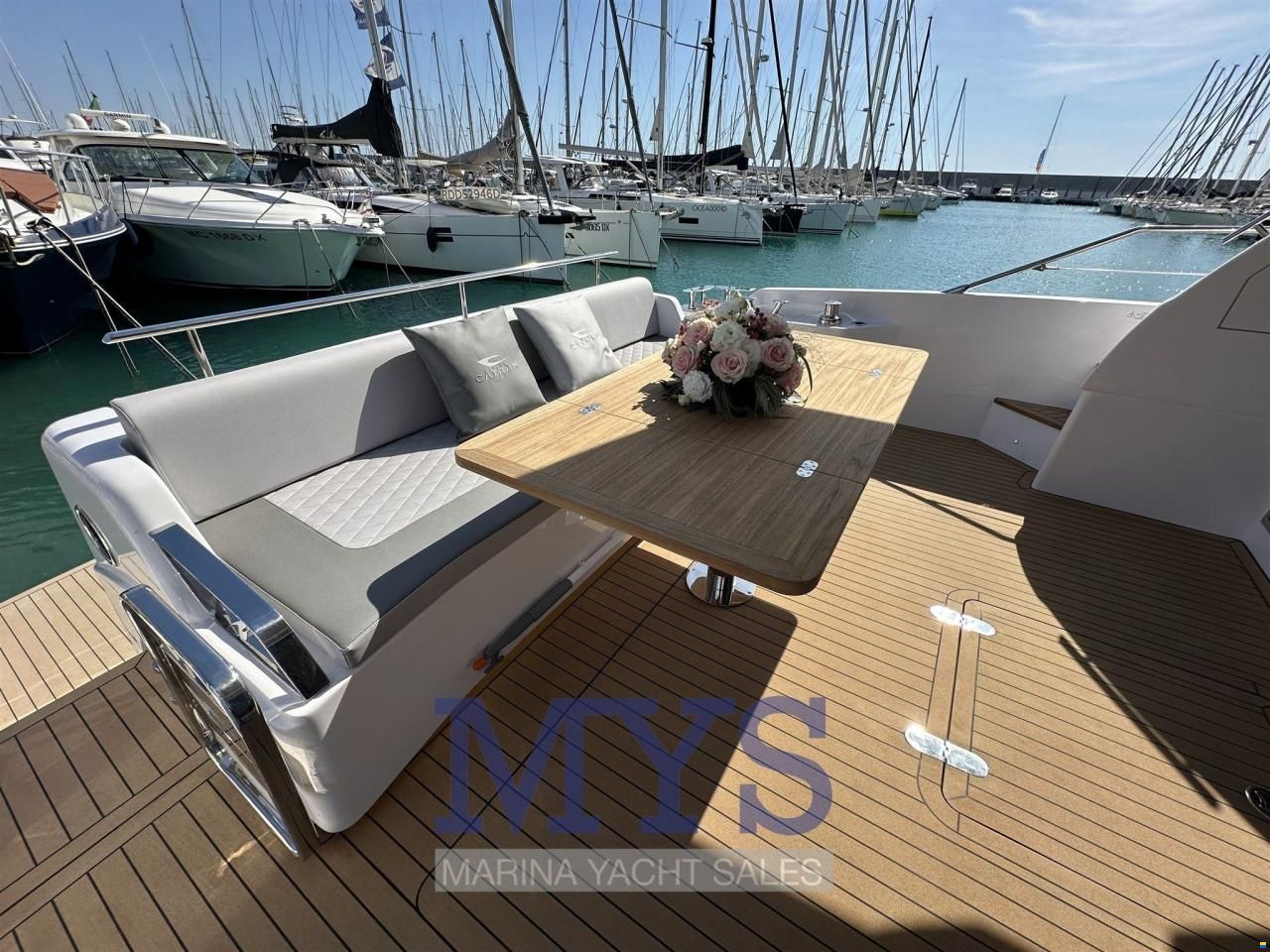 Cayman Yachts S520