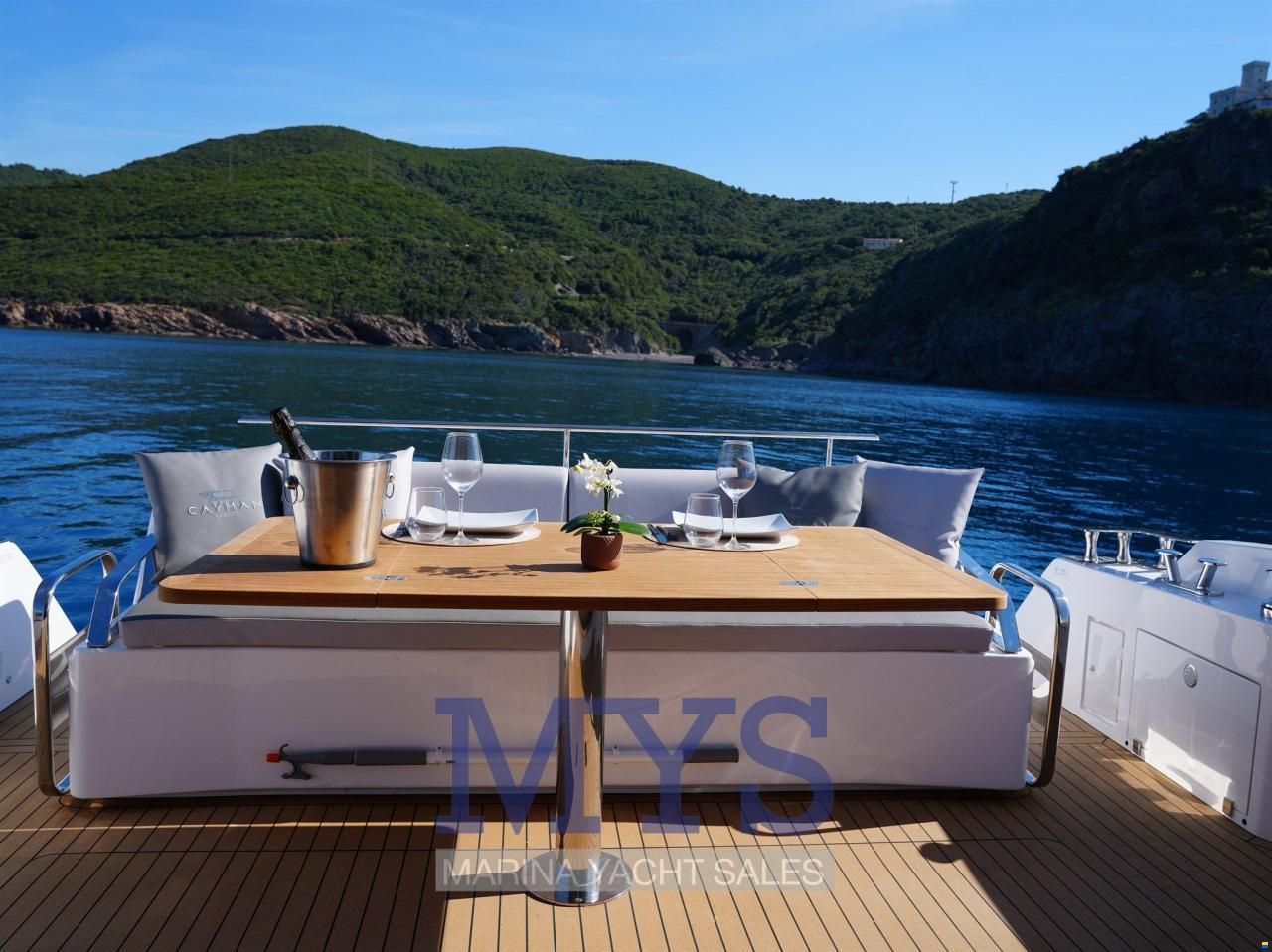 Cayman Yachts S520