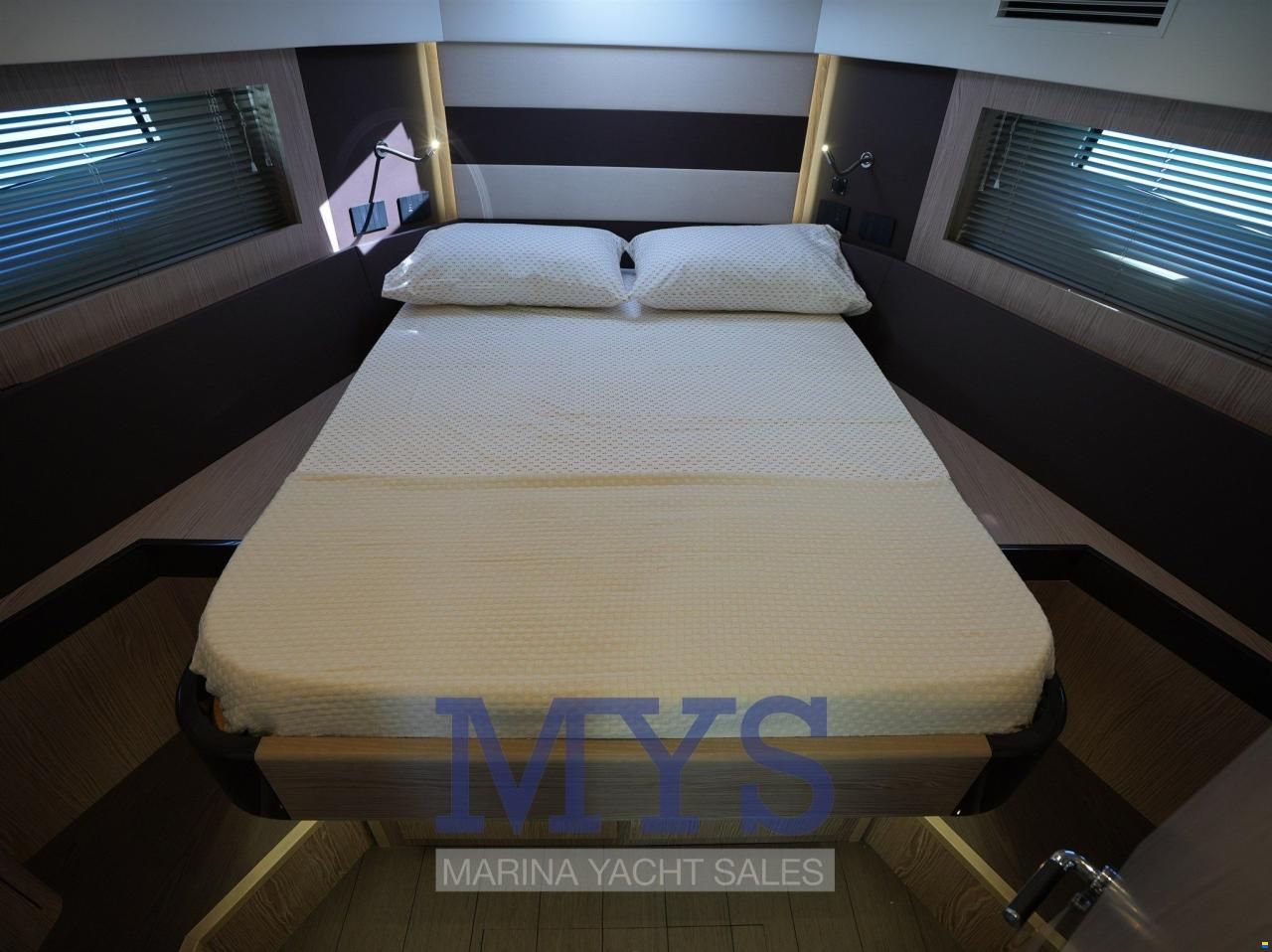 Cayman Yachts S520