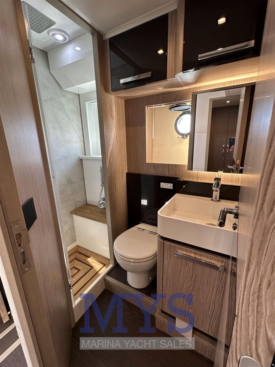 Cayman Yachts S520
