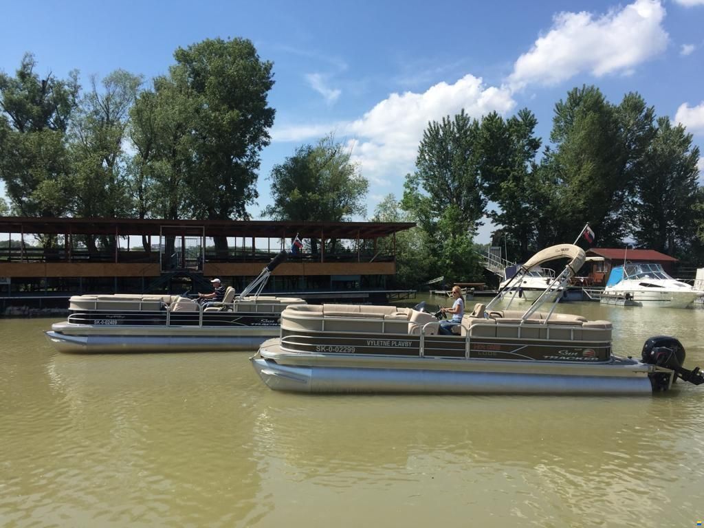 Sun Tracker 26 Party Barge XP3