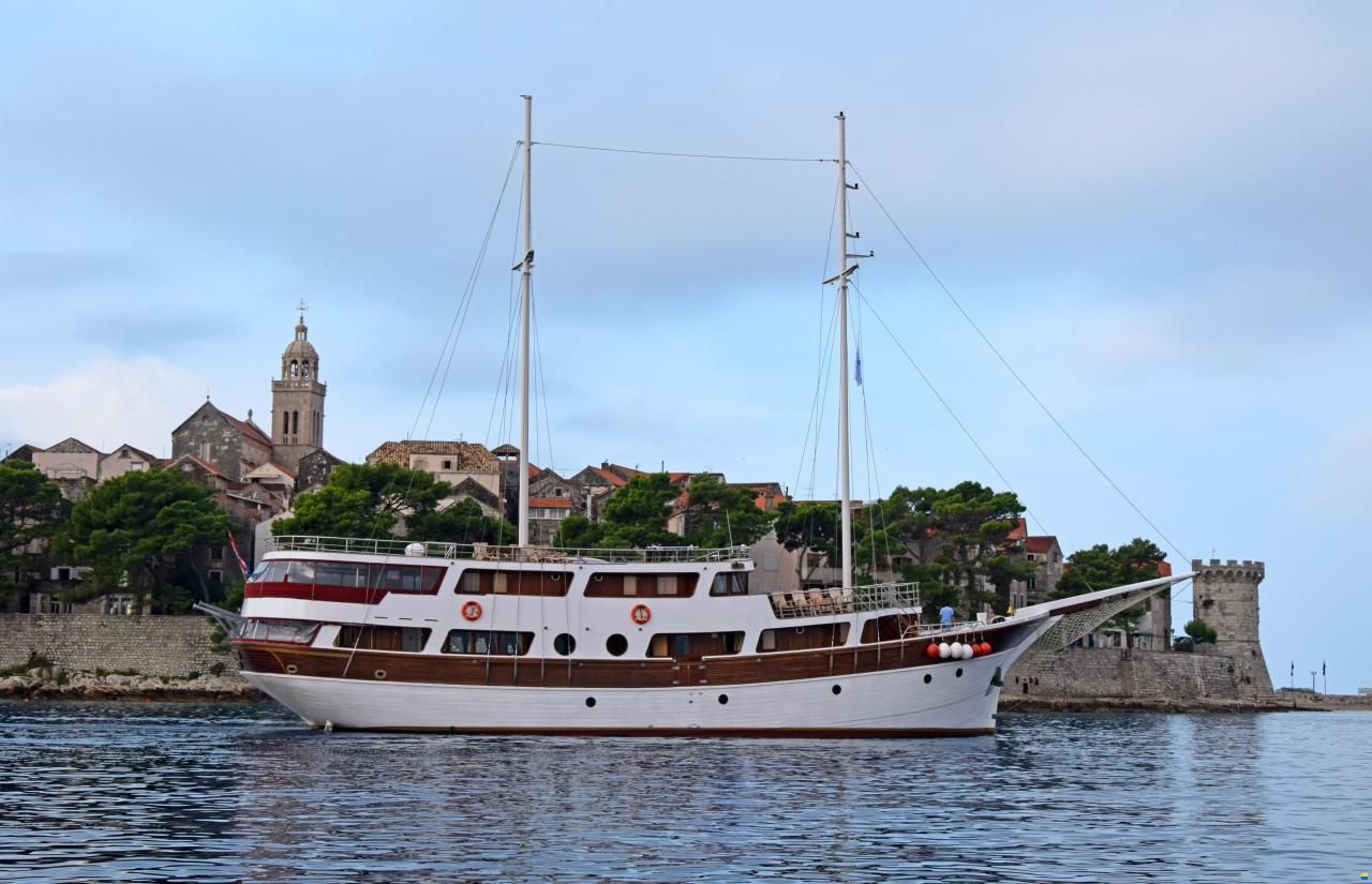 Marina Vinici Wooden Schooner Cruise Shi