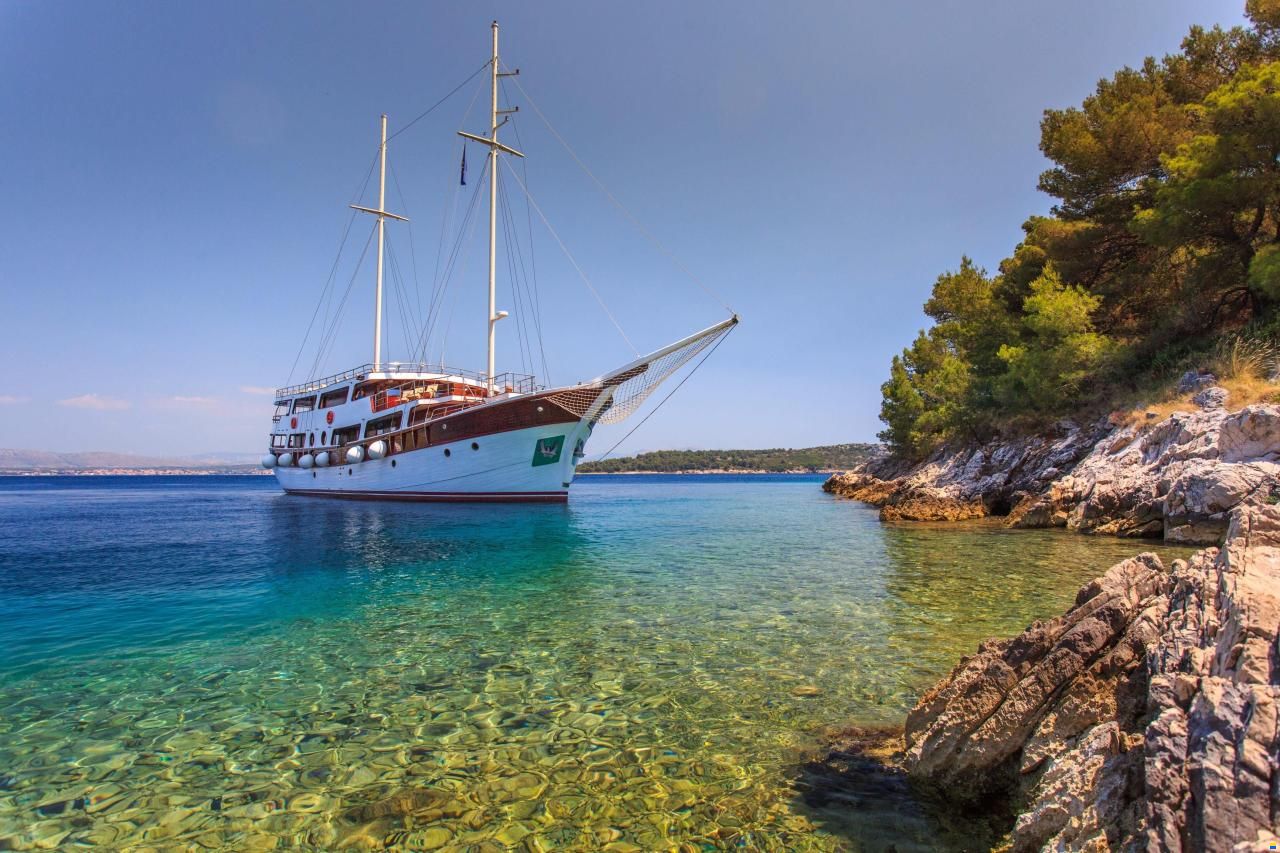 Marina Vinici Wooden Schooner Cruise Shi