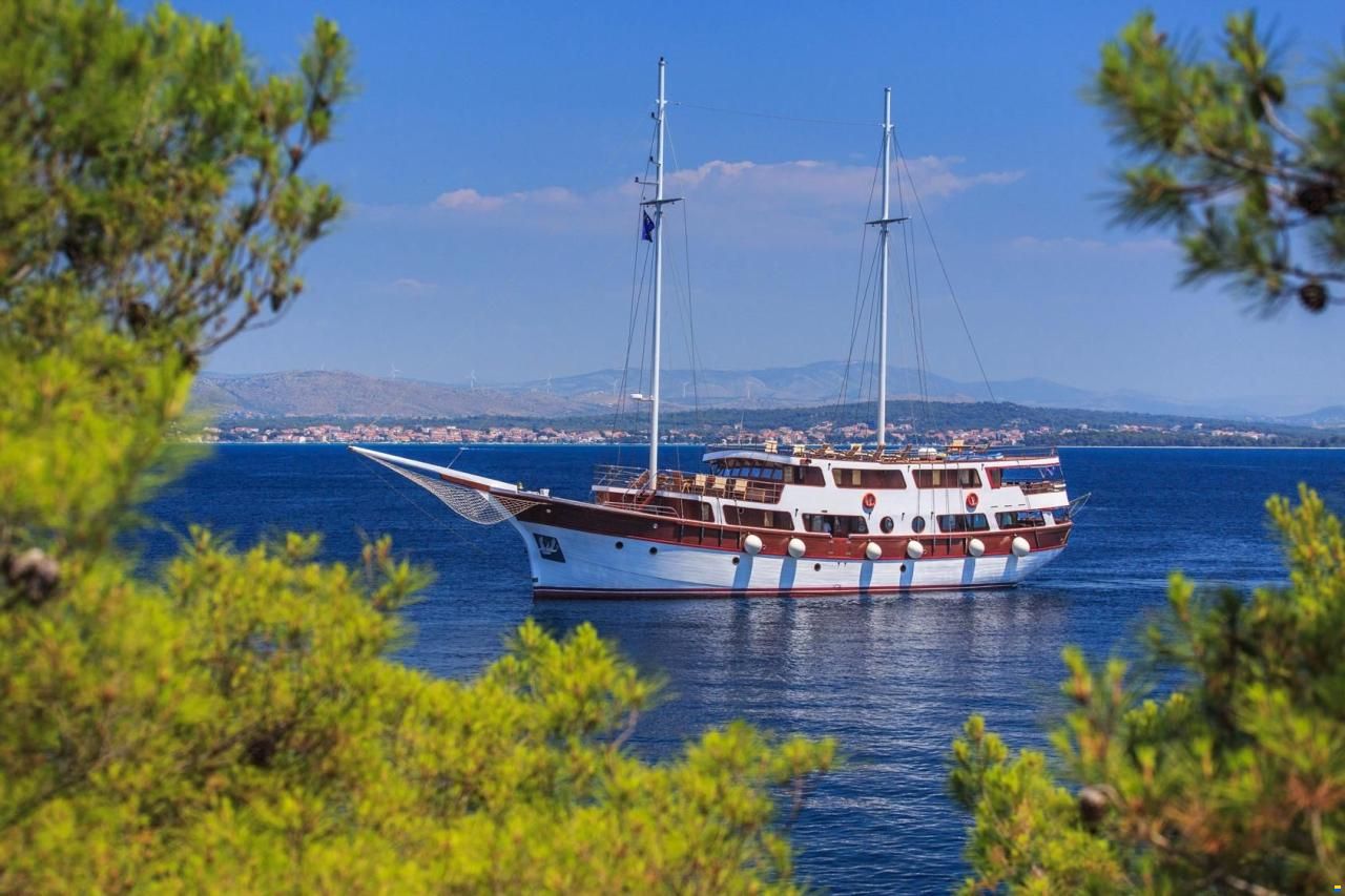 Marina Vinici Wooden Schooner Cruise Shi