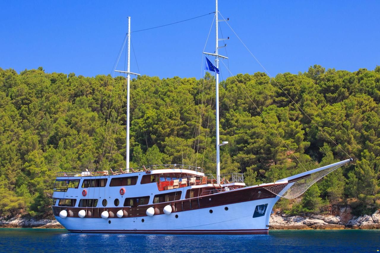 Marina Vinici Wooden Schooner Cruise Shi