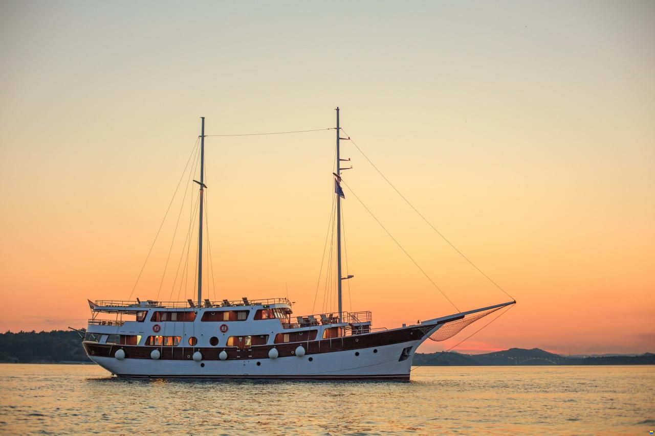 Marina Vinici Wooden Schooner Cruise Shi
