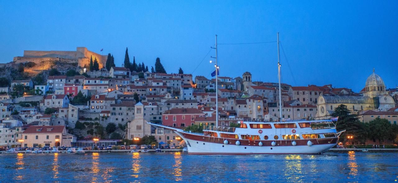 Marina Vinici Wooden Schooner Cruise Shi