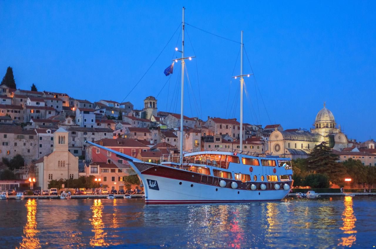 Marina Vinici Wooden Schooner Cruise Shi
