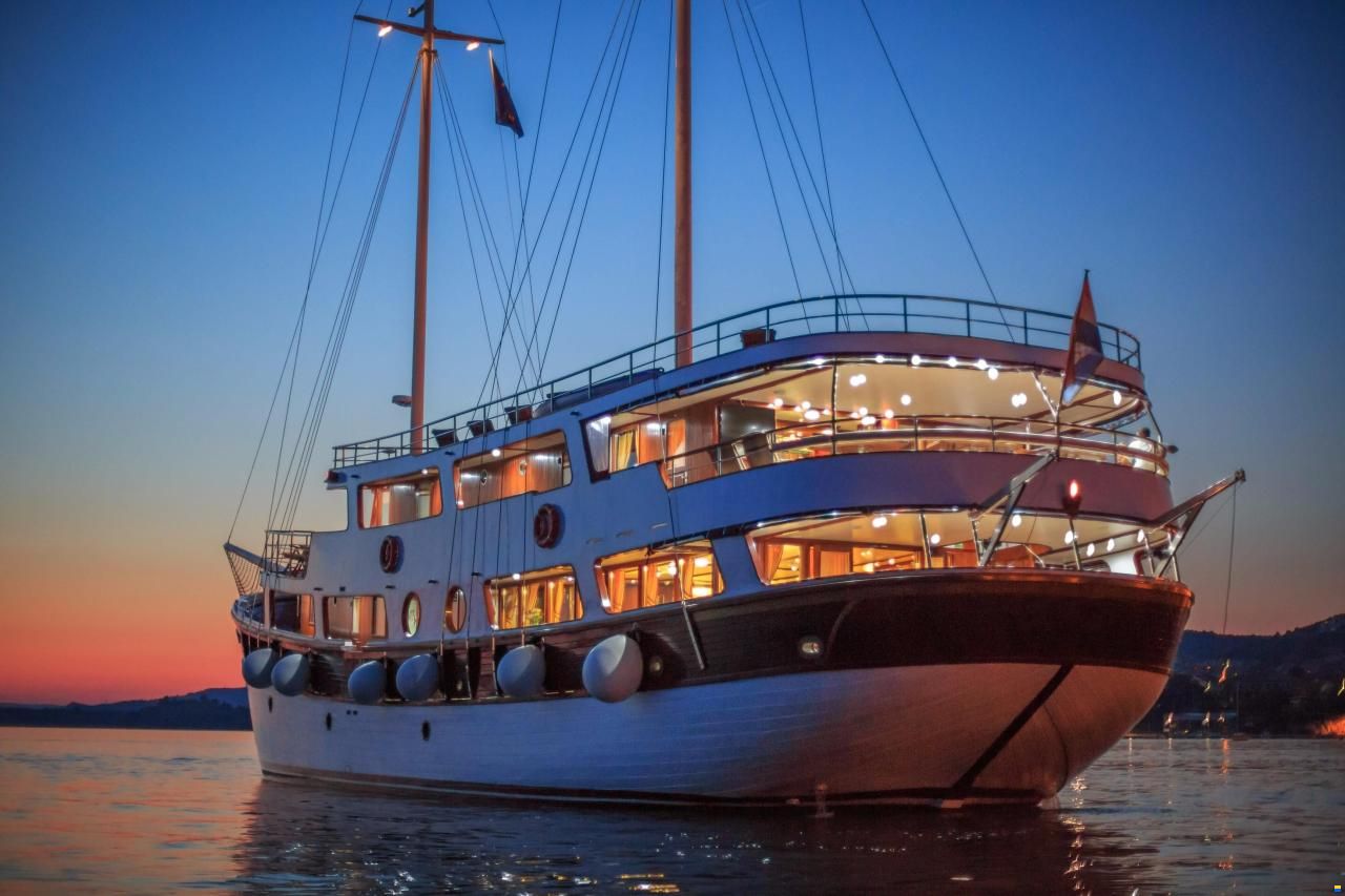 Marina Vinici Wooden Schooner Cruise Shi