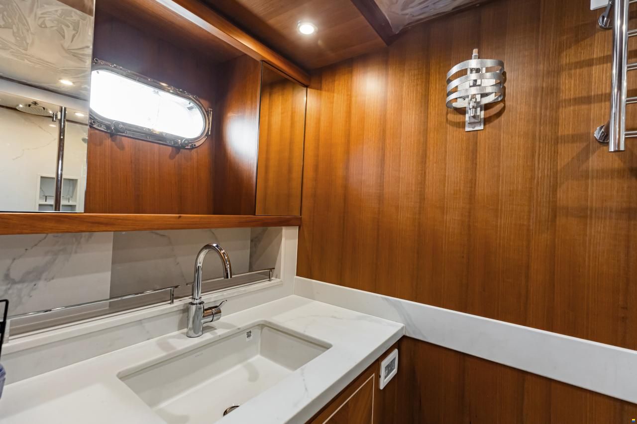 Selene 72 Explorer