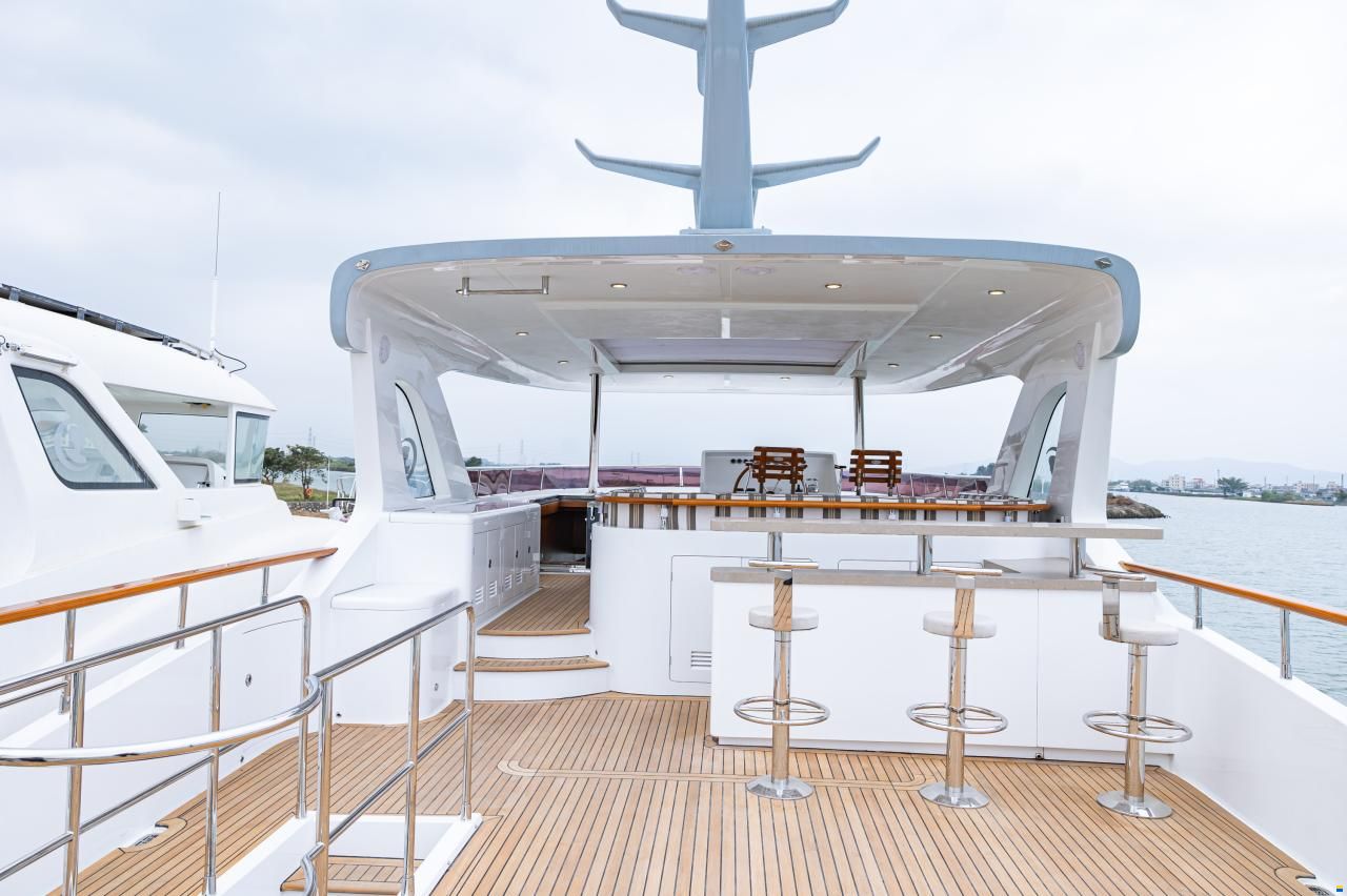 Selene 72 Explorer