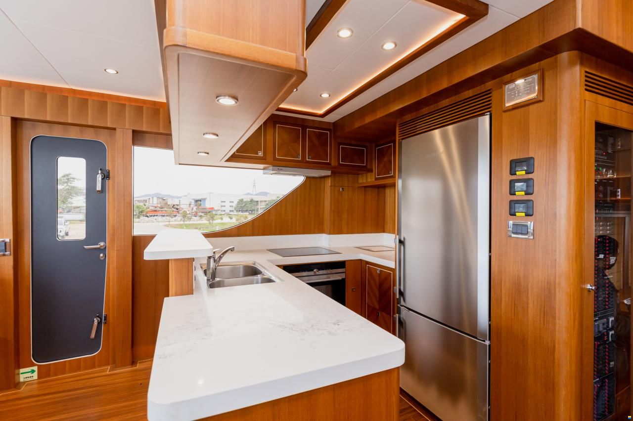 Selene 72 Explorer