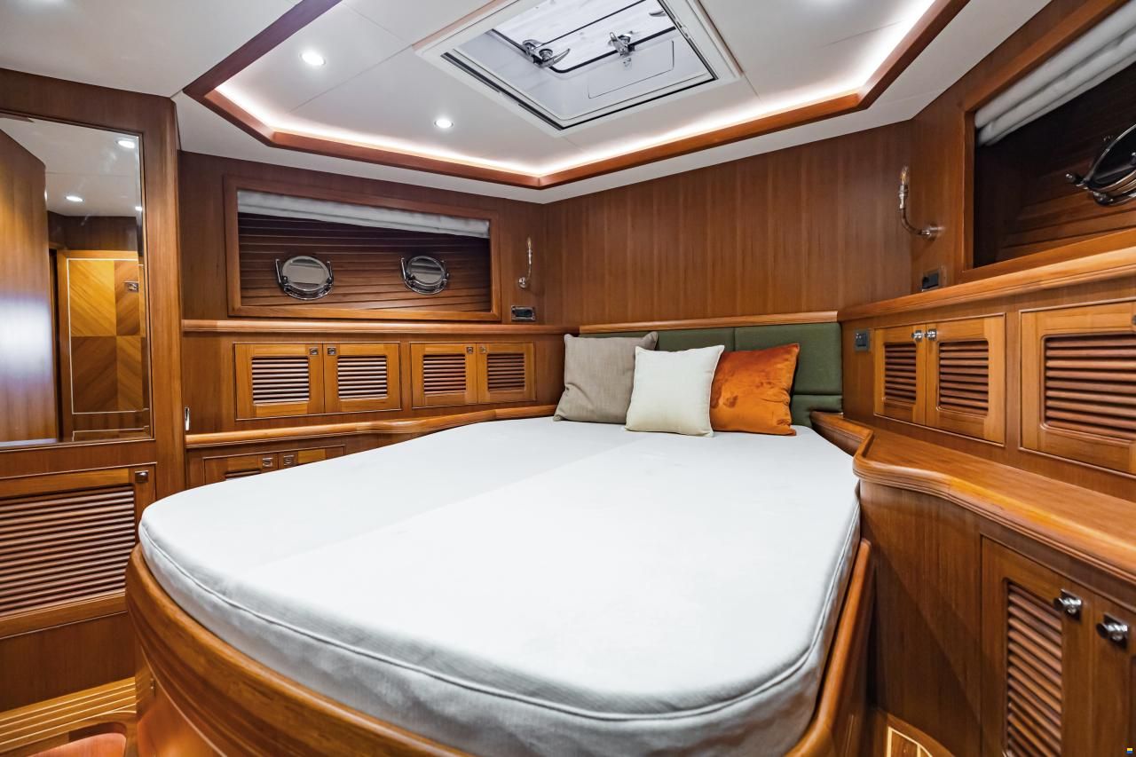 Selene 72 Explorer