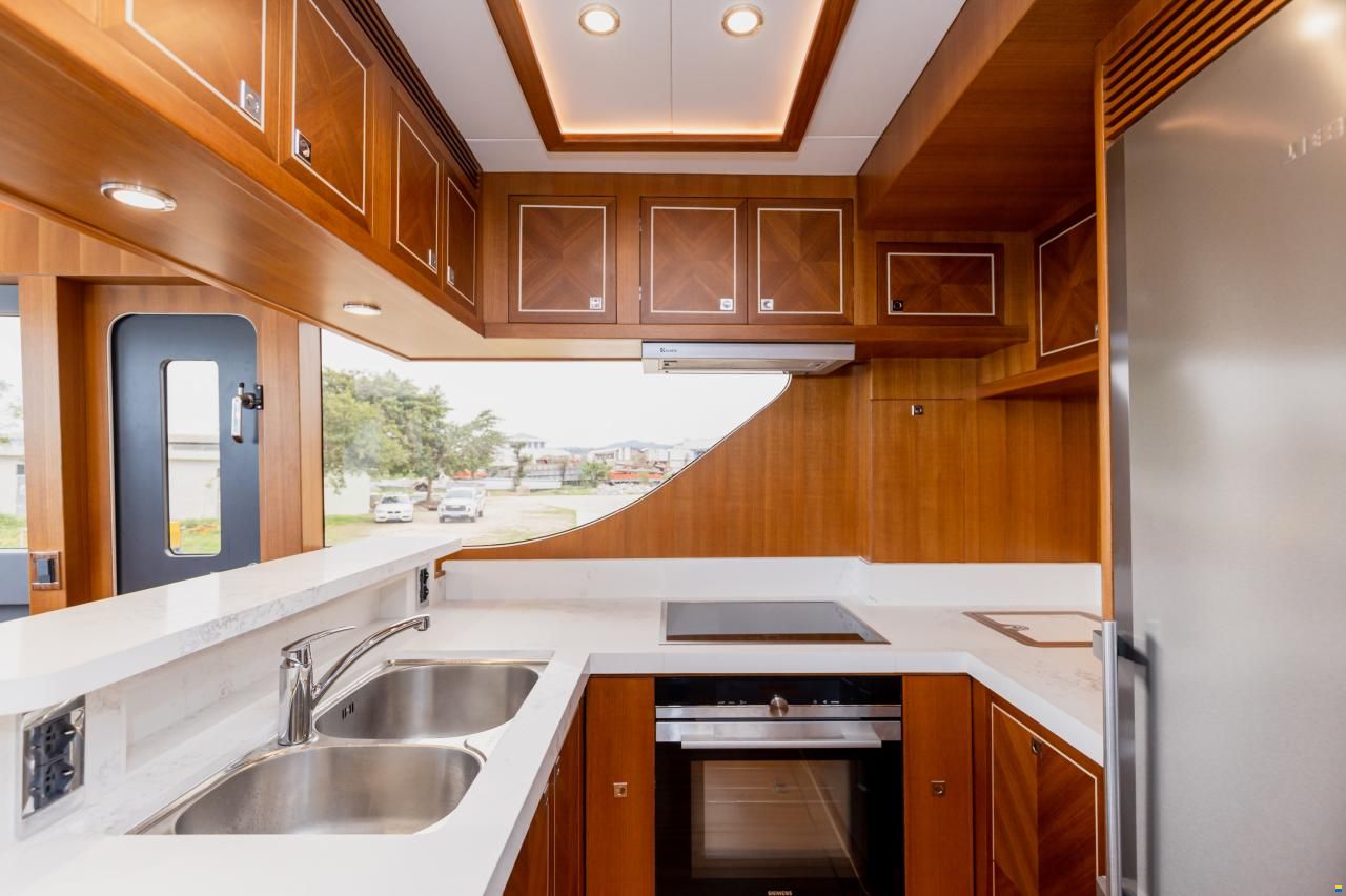 Selene 72 Explorer