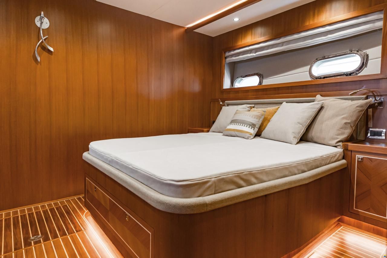 Selene 72 Explorer