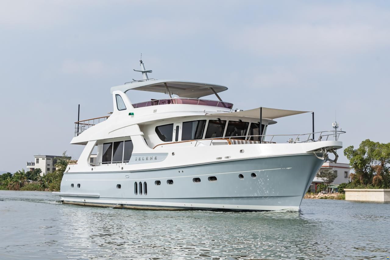 Selene 72 Explorer