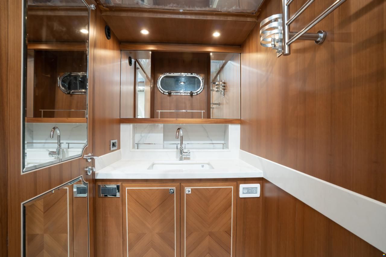 Selene 72 Explorer
