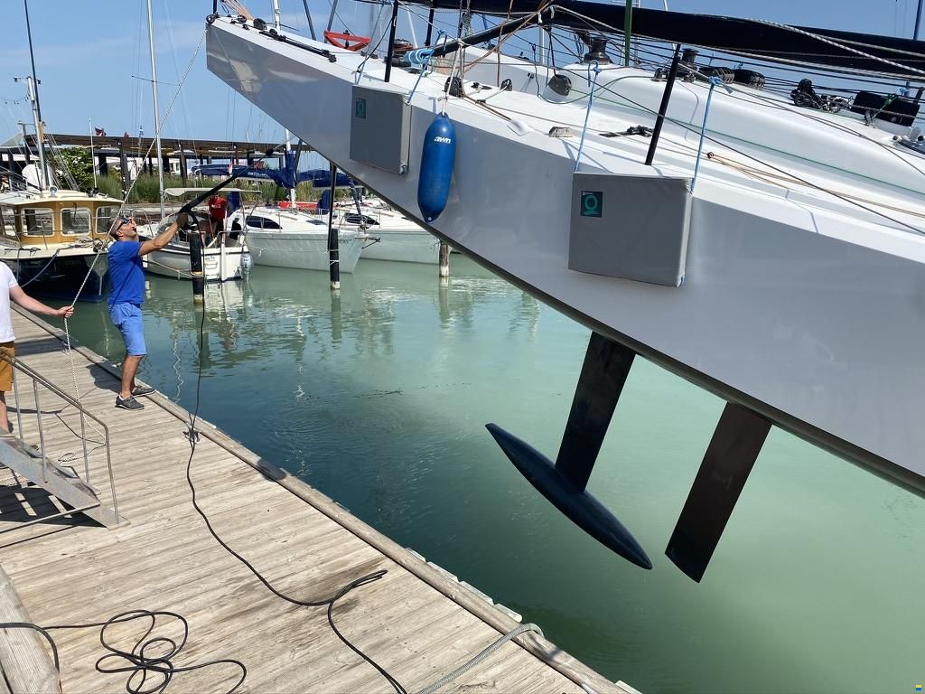 Code 8 canting keel