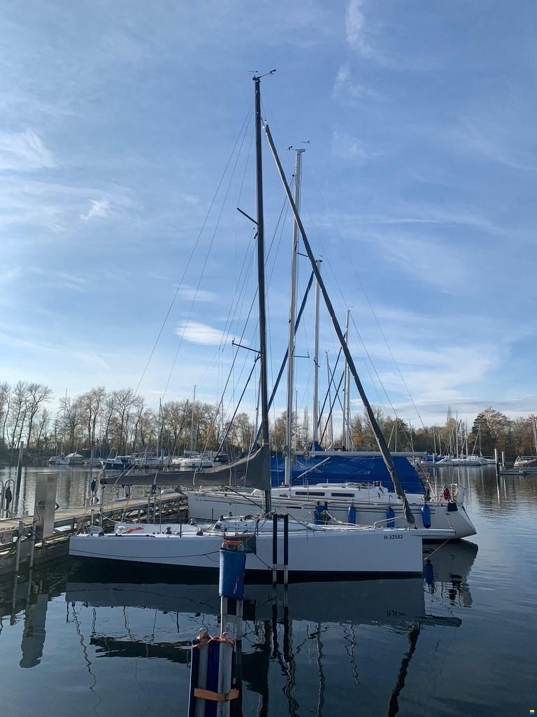Code 8 canting keel