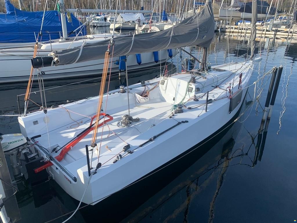 Code 8 canting keel