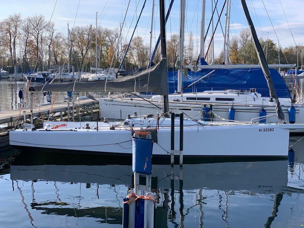 Code 8 canting keel
