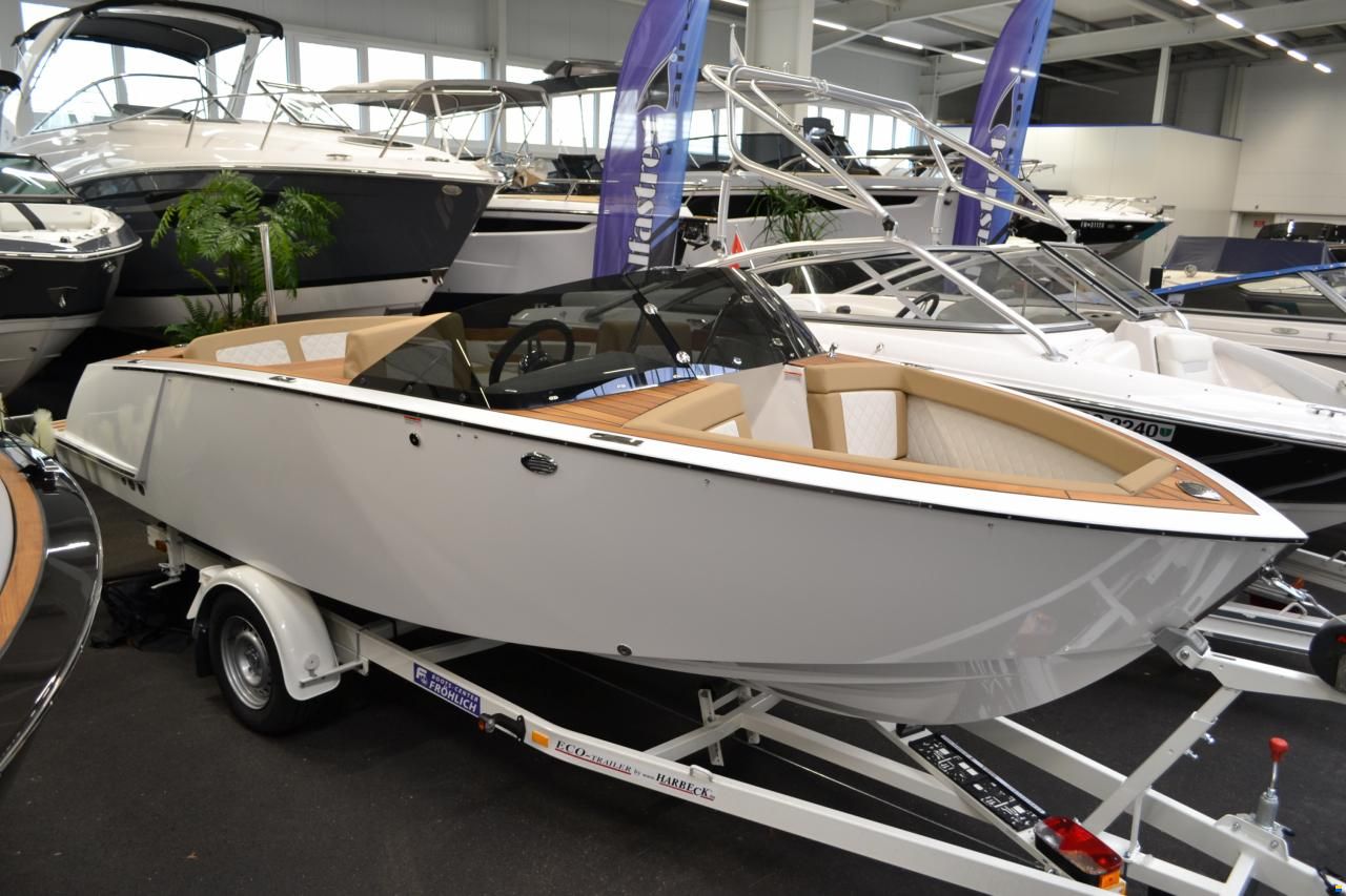 VTS Boats Flying Shark 5.7 Bowrider Deluxe