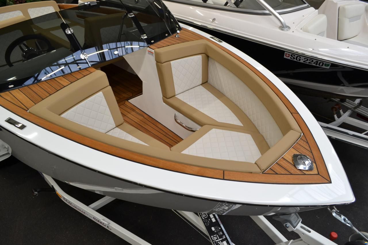 VTS Boats Flying Shark 5.7 Bowrider Deluxe