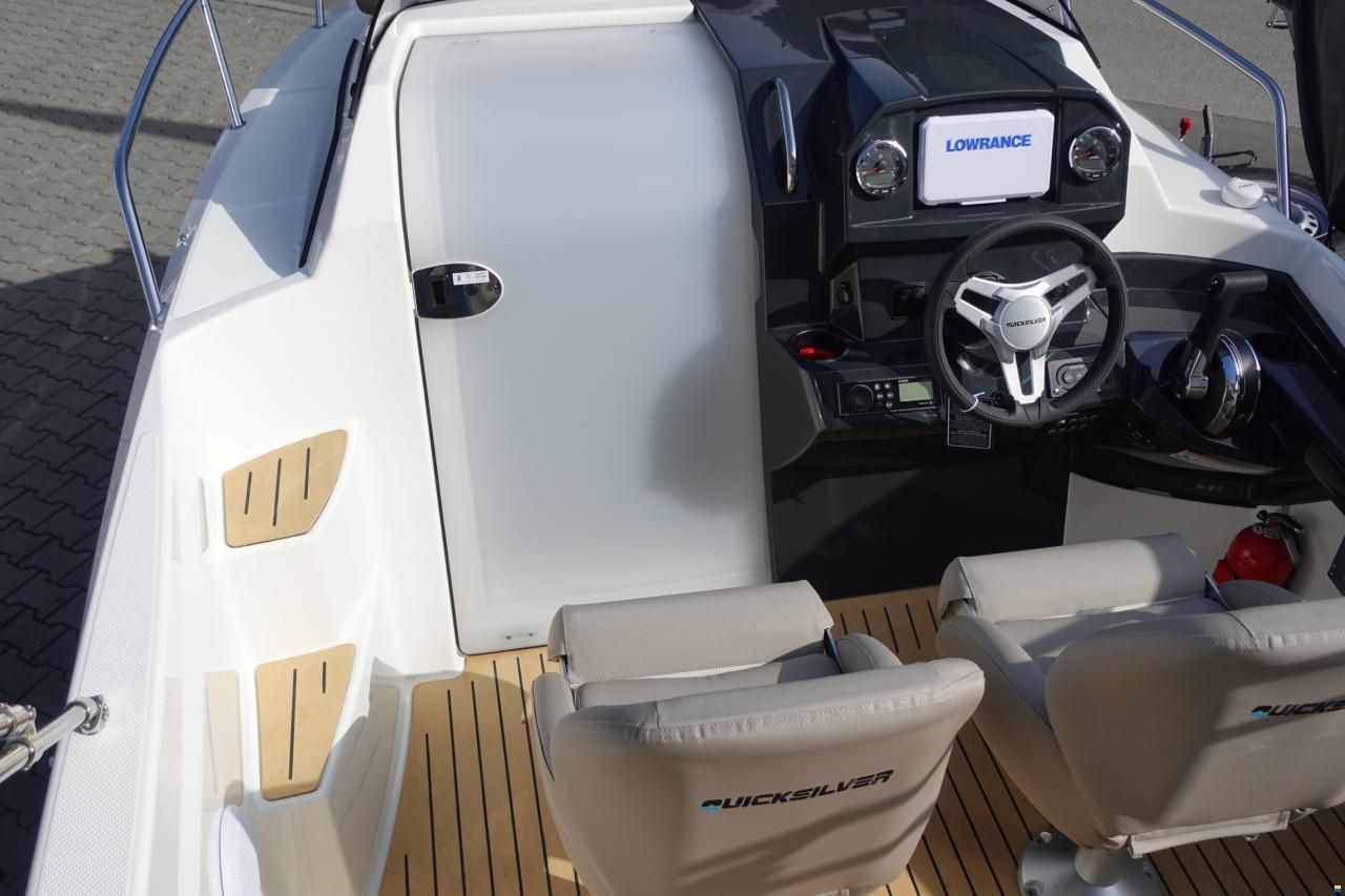 Quicksilver Activ 555 Cabin & Trailer (auf Lager)