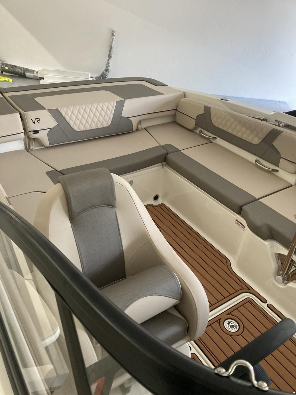 Bayliner VR6 CUDDY